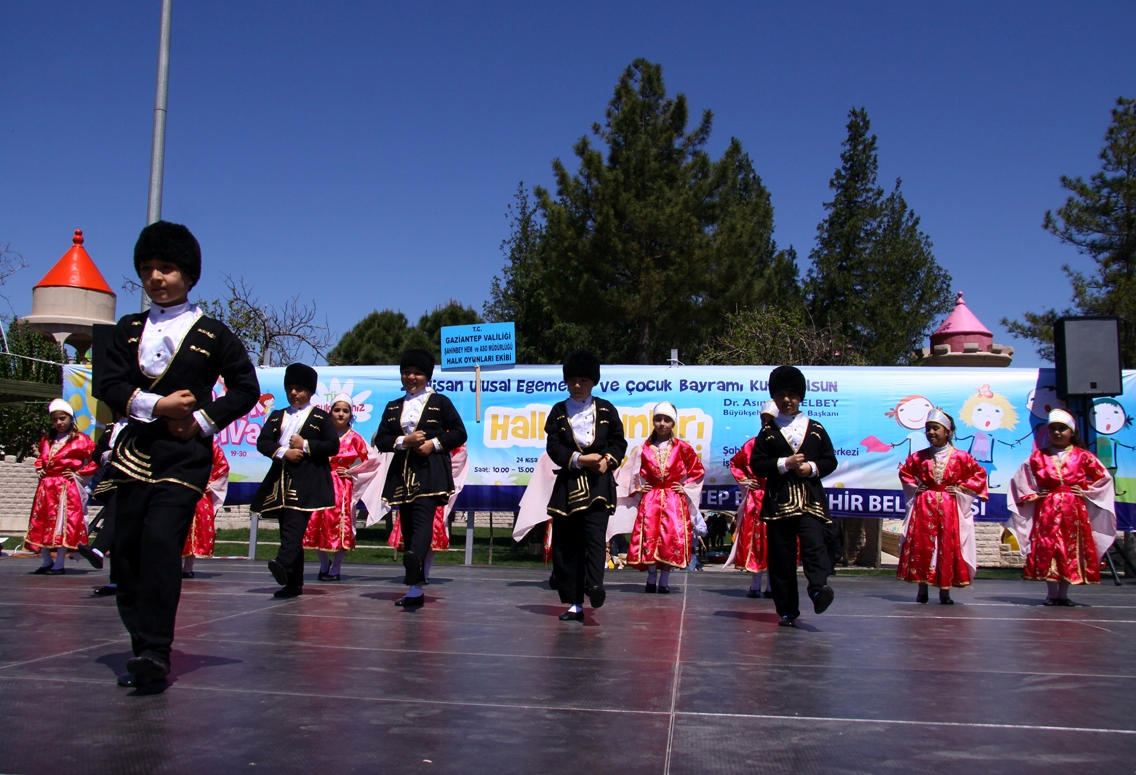 DÜNYA ÇOCUKLARLA GÜZELLEŞİR