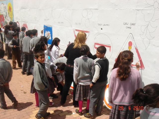 Trafik İşaretlerini Çizerek Öğrendiler