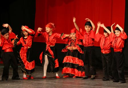 Minik Öğrenciler Mezuniyet Gecesinde Kep Fırlattılar