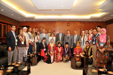Festival Dansçıları Başkan Güzelbeyi Ziyaret Ettiler