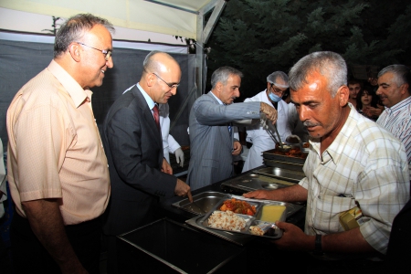 Bakan Şimşek Orucunu Büyükşehir Belediyesinin İftar Çadırında Açtı
