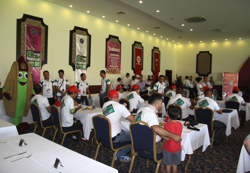 1 Kilogram Baklavayı 2 Dakikada Yedi