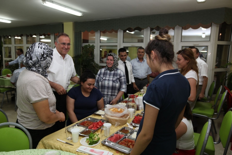 BAŞKAN GÜZELBEY, PERSONELLERİ İLE İFTARDA BULUŞTU