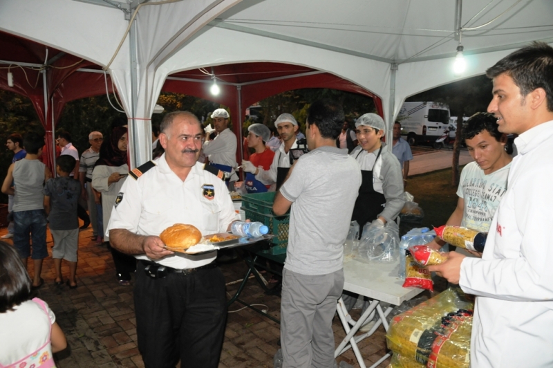 SON İFTARI ÇADIRDA VATANDAŞLARLA YAPTI