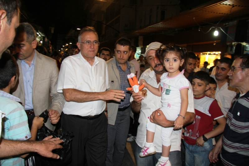 VATANDAŞ GÜZELBEYİ BAĞRINA BASTI