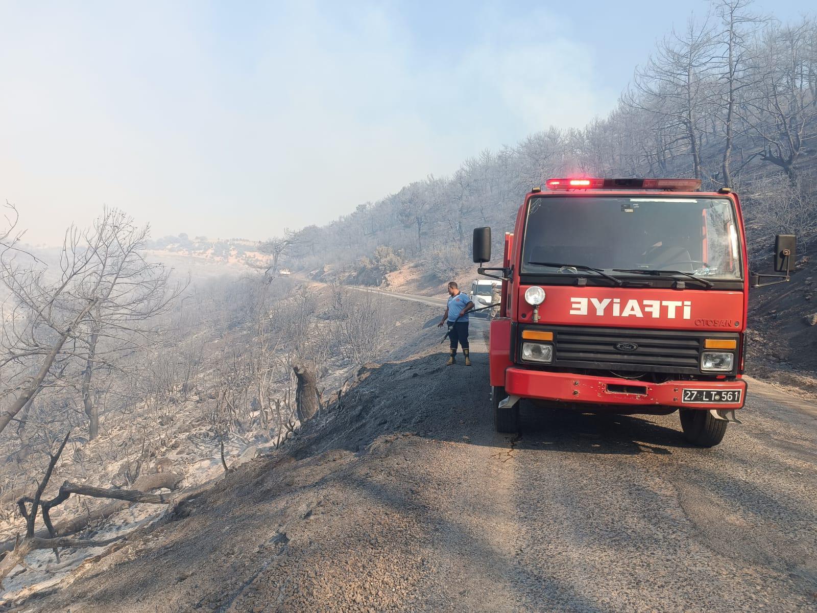 GAZİANTEP BÜYÜKŞEHİR İTFAİYE EKİPLERİ NURDAĞI’NDA ÇIKAN YANGINI KONTROL ALTINA ALMAK İÇİN ÇALIŞMALARINI SÜRDÜRÜYOR