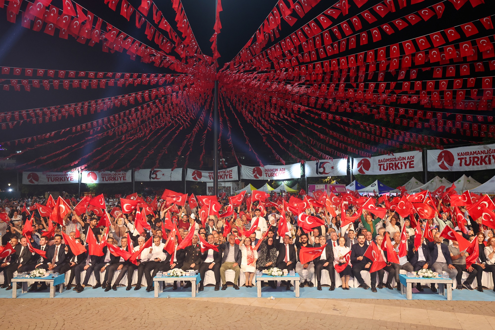 GAZİ ŞEHİRDE MİLLETİN KAHRAMANLIK DESTANI İÇİN MEYDANLAR YİNE DOLDU