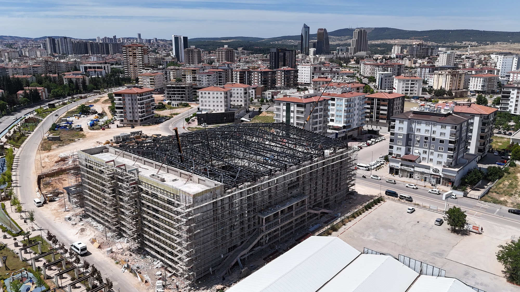 GAZİANTEP’İN YENİ SPOR ÜSSÜ: KAMİL OCAK KAPALI SPOR SALONU YÜKSELİYOR