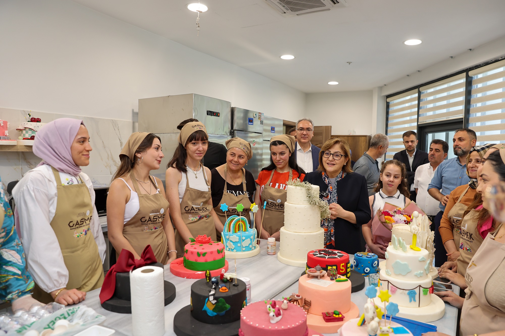 BAŞKAN ŞAHİN, GASMEK’TE EĞİTİM ALAN ÖĞRENCİLERİN YETENEKLERİNİ İLGİYLE İZLEDİ