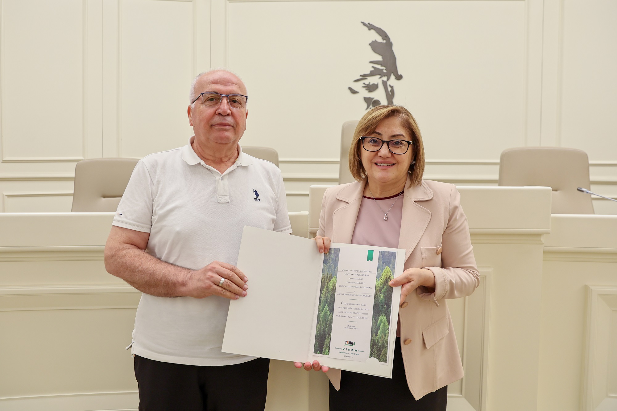 Hemşeri Dernekleri Festivaline Katılan Dernek Başkanlarına Teşekkür Plaketi 