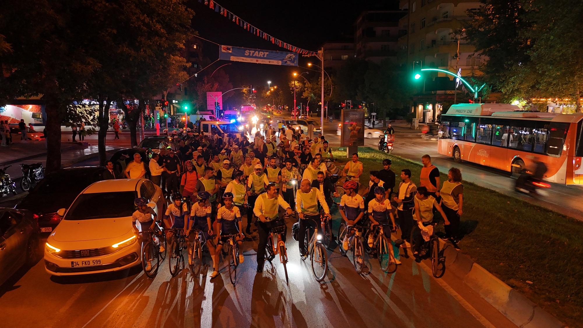 GAZİ ŞEHİRLİLER ARABASIZ GÜNDE KORTEJLE YÜRÜDÜ