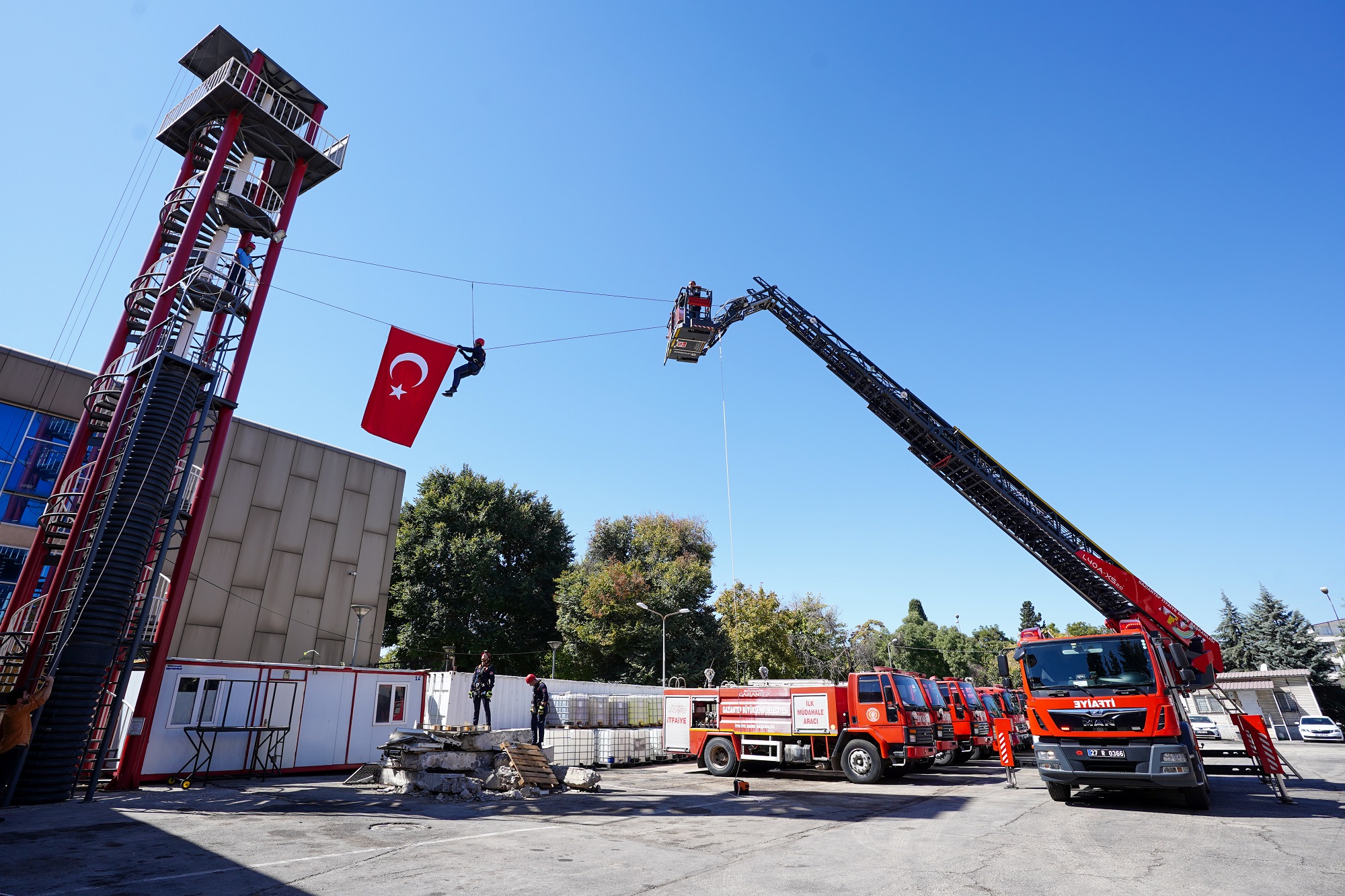 İTFAİYE HAFTASI ÇEŞİTLİ ETKİNLİKLERLE KUTLANDI