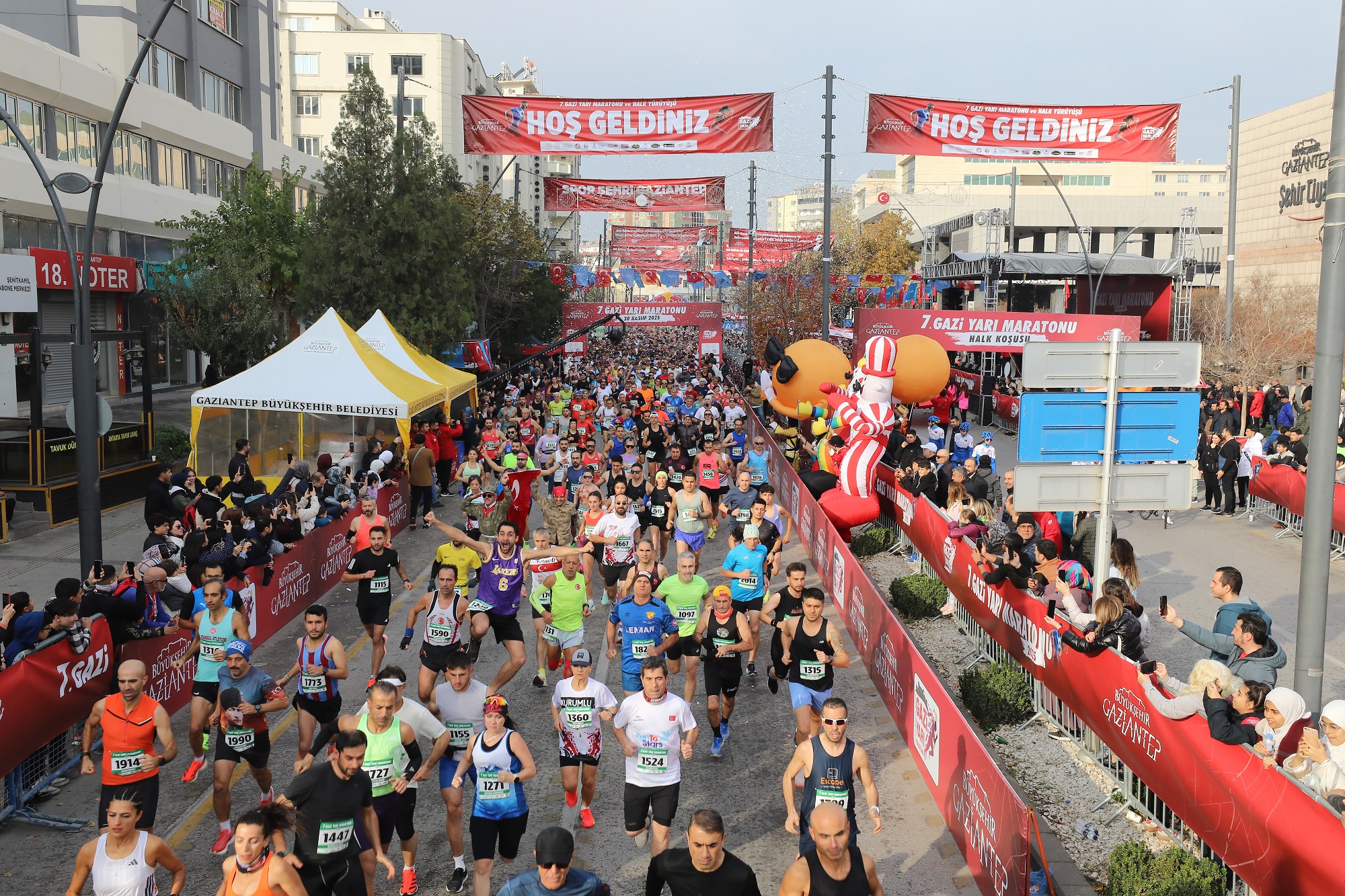 7.GAZİ YARI MARATONU HEYECAN VE RENKLİ GÖRÜNTÜLERLE YAPILDI