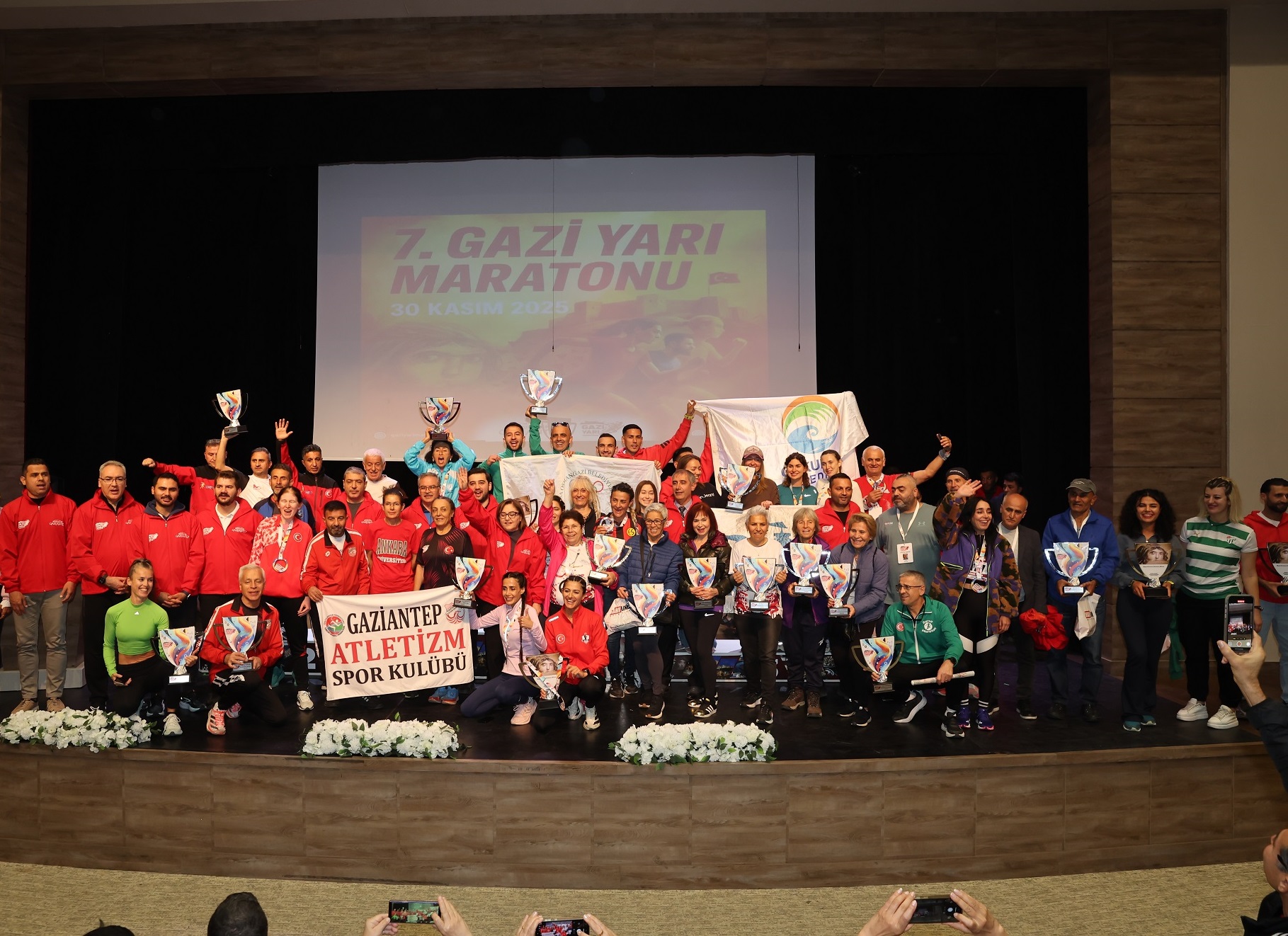 7’NCİ GAZİ YARI MARATONU ÖDÜLLERİ SAHİPLERİNİ BULDU