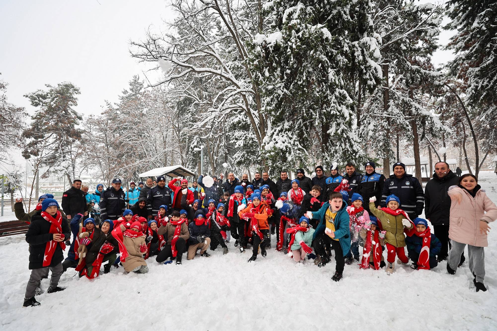 GAZİANTEP BÜYÜKŞEHİR BELEDİYESİ, ÇOCUKLARIN KAR SEVİNCİNE HEDİYELERLE ORTAK OLDU