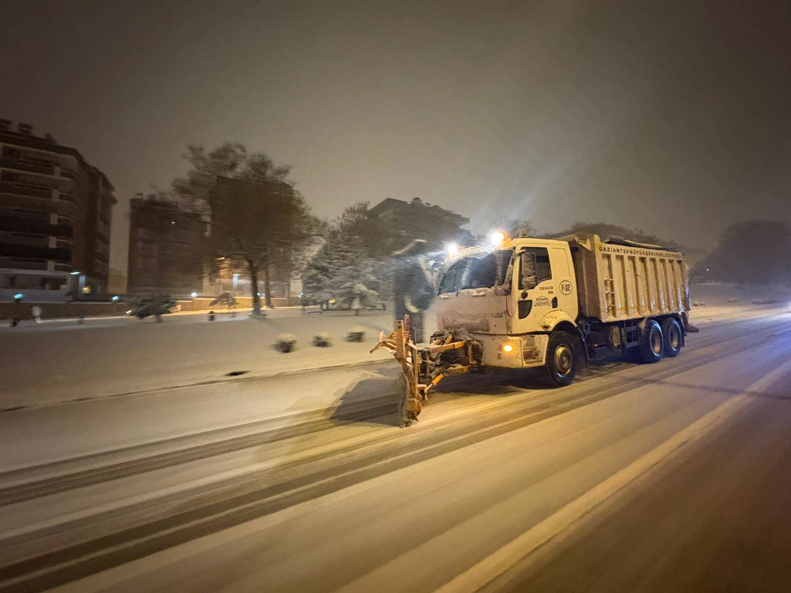 GAZİANTEP BÜYÜKŞEHİR KARLA MÜCADELE MESAİSİNİ GECE BOYU SÜRDÜRDÜ