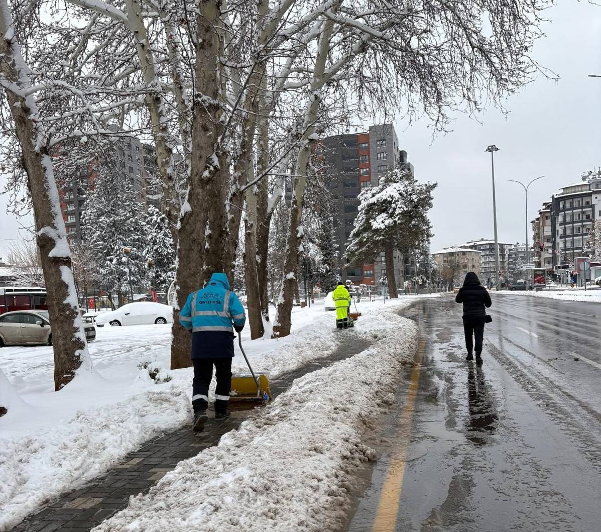 BÜYÜKŞEHİR’DEN KALDIRIMLARDA YAYA GÜVENLİĞİ İÇİN ÇALIŞMA