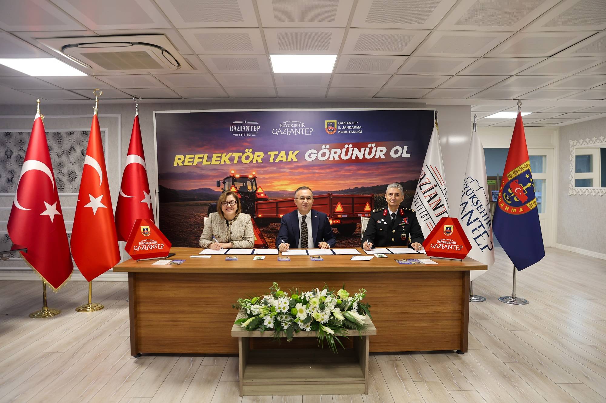 BÜYÜKŞEHİR İŞ BİRLİĞİNDE, ÇİFTÇİLERE REFLEKTÖR DAĞITIMI İÇİN PROTOKOL İMZA TÖRENİ DÜZENLENDİ