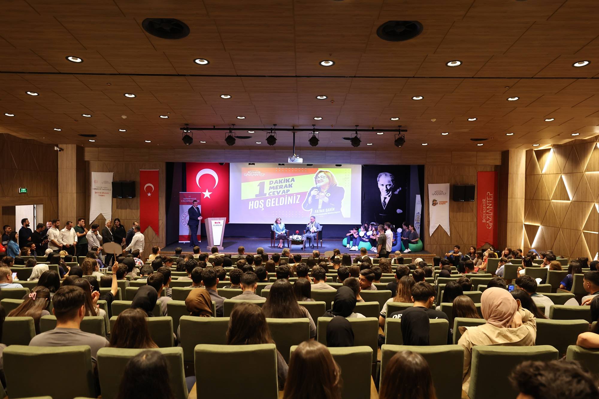 BAŞKAN ŞAHİN, “BİR MERAK, BİR SORU, BİR CEVAP” PROGRAMINDA GENÇLERLE BULUŞTU
